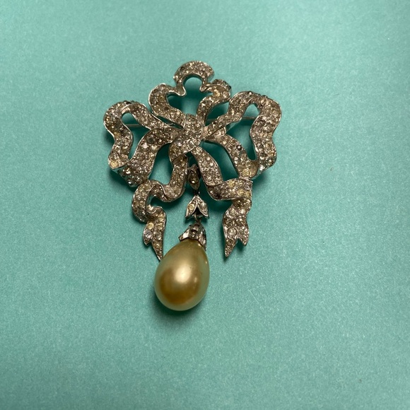 Elegant Silver and Pearl Brooch signed Trifari